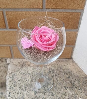 Alternative view of Tête de rose stabilisée dans un verre à pied