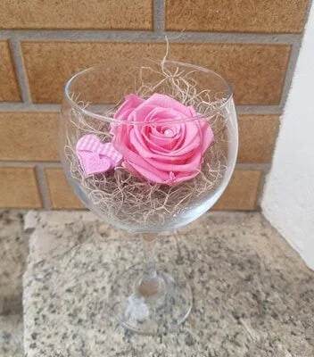 Alternative view of Tête de rose stabilisée dans un verre à pied