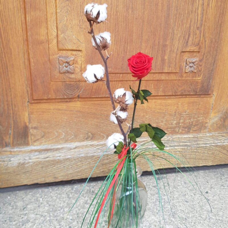 Alternative view of Rose éternelle et branche de coton dans son vase en verre