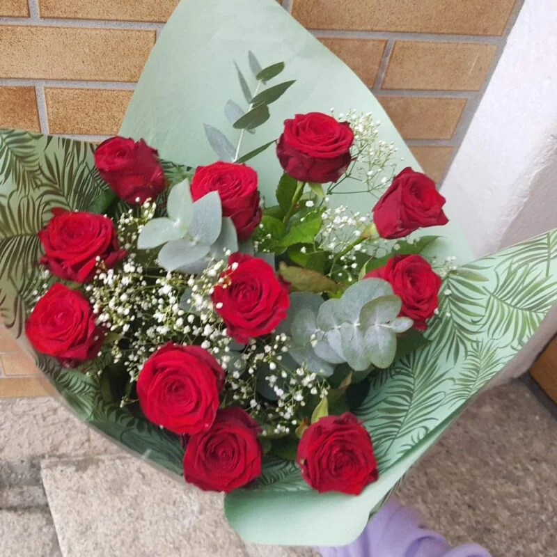 Alternative view of Bouquet de roses rouges et de gypsophile (Fêtes)