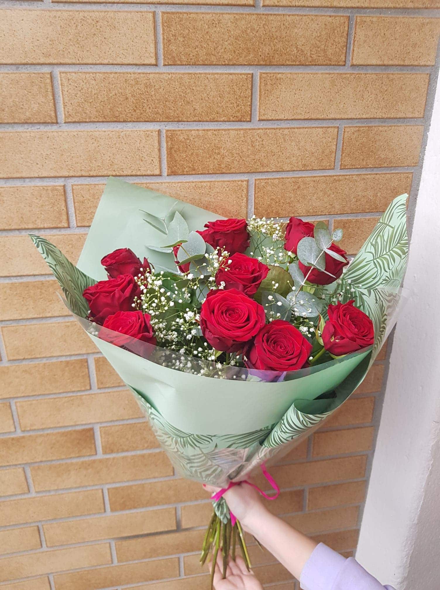 Bouquet composé de roses rouges et de gypsophile - L'Orchidée Virginie
