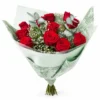 Bouquet de roses rouges et de gypsophile (Fêtes)