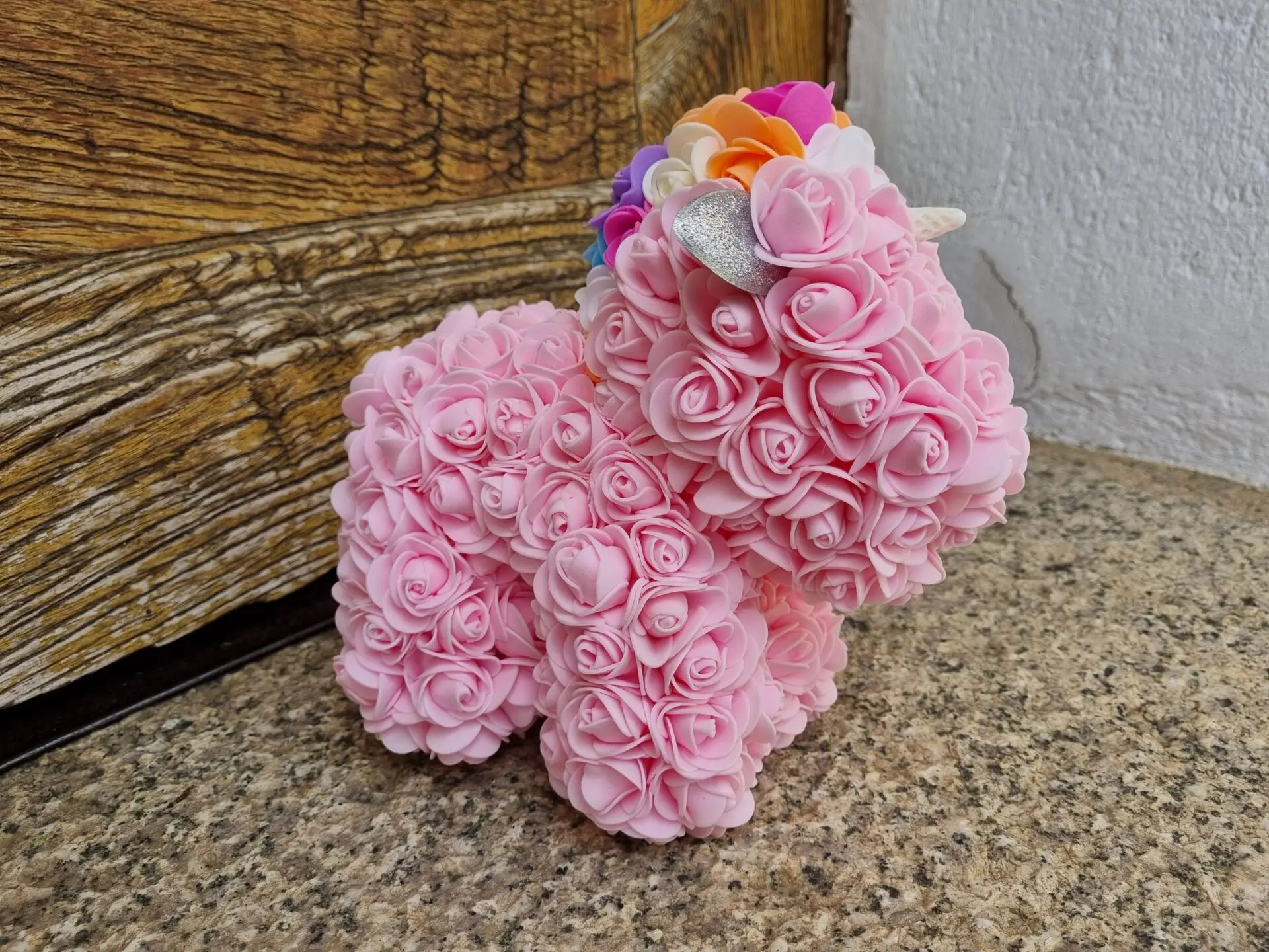 Licorne en rose mousse – Image 3