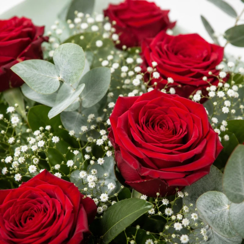 Alternative view of Bouquet de roses rouges et de gypsophile (Fêtes)